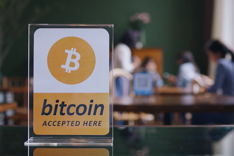 Pancarte avec noté qu'il est possible de payer en cryptomonnaies, en Bitcoin